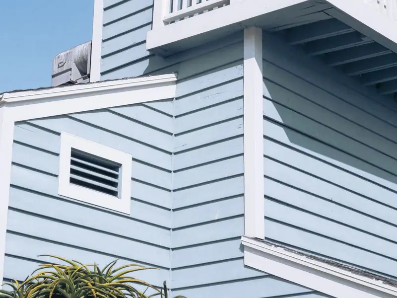 Sandpiper Cottage, a bright beach house under open sky